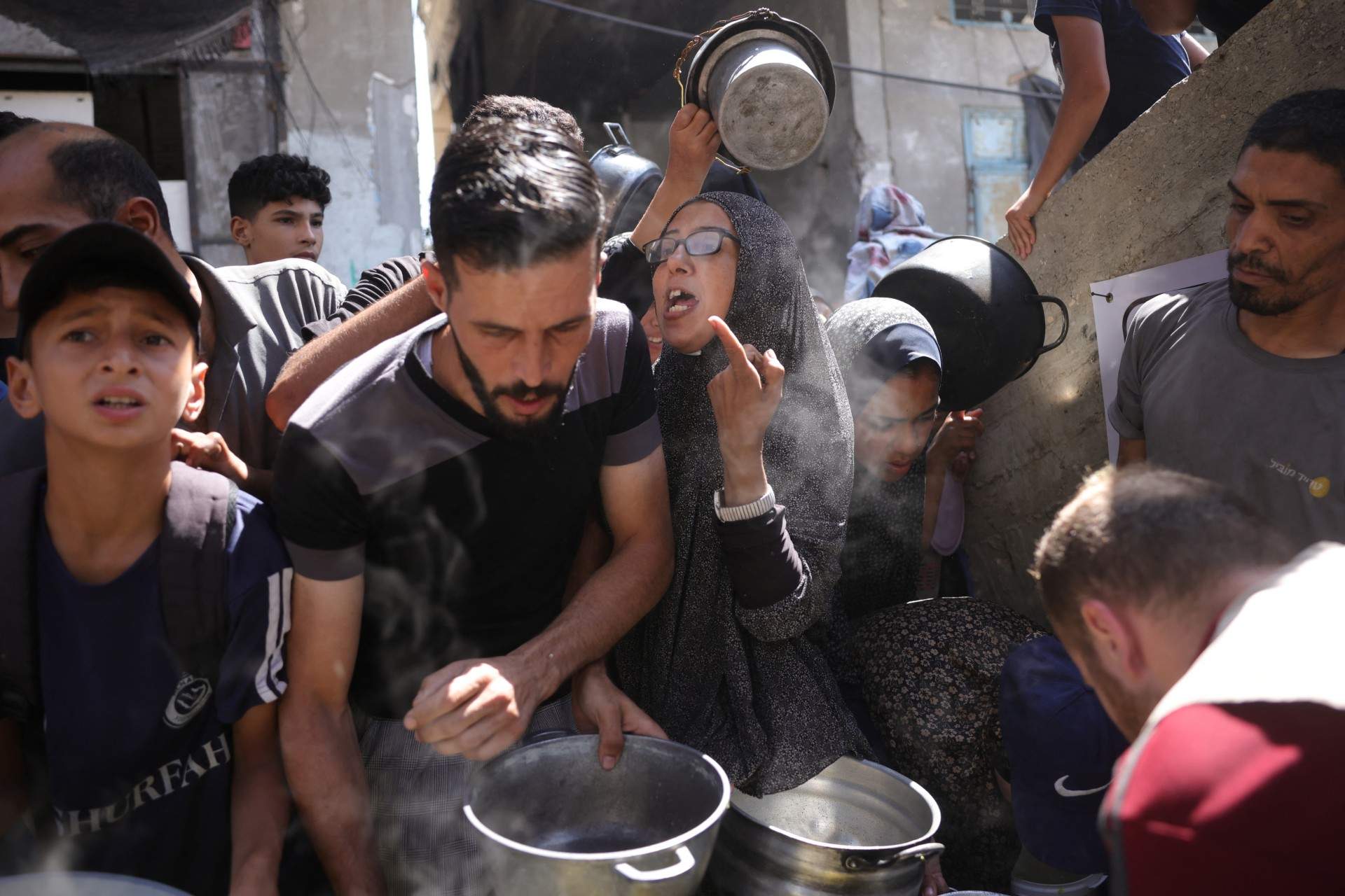 Palestinci čekaju u redu za topli obrok na punktu za podjelu hrane u Gazi, 27. juna 2025. godine.jpg -